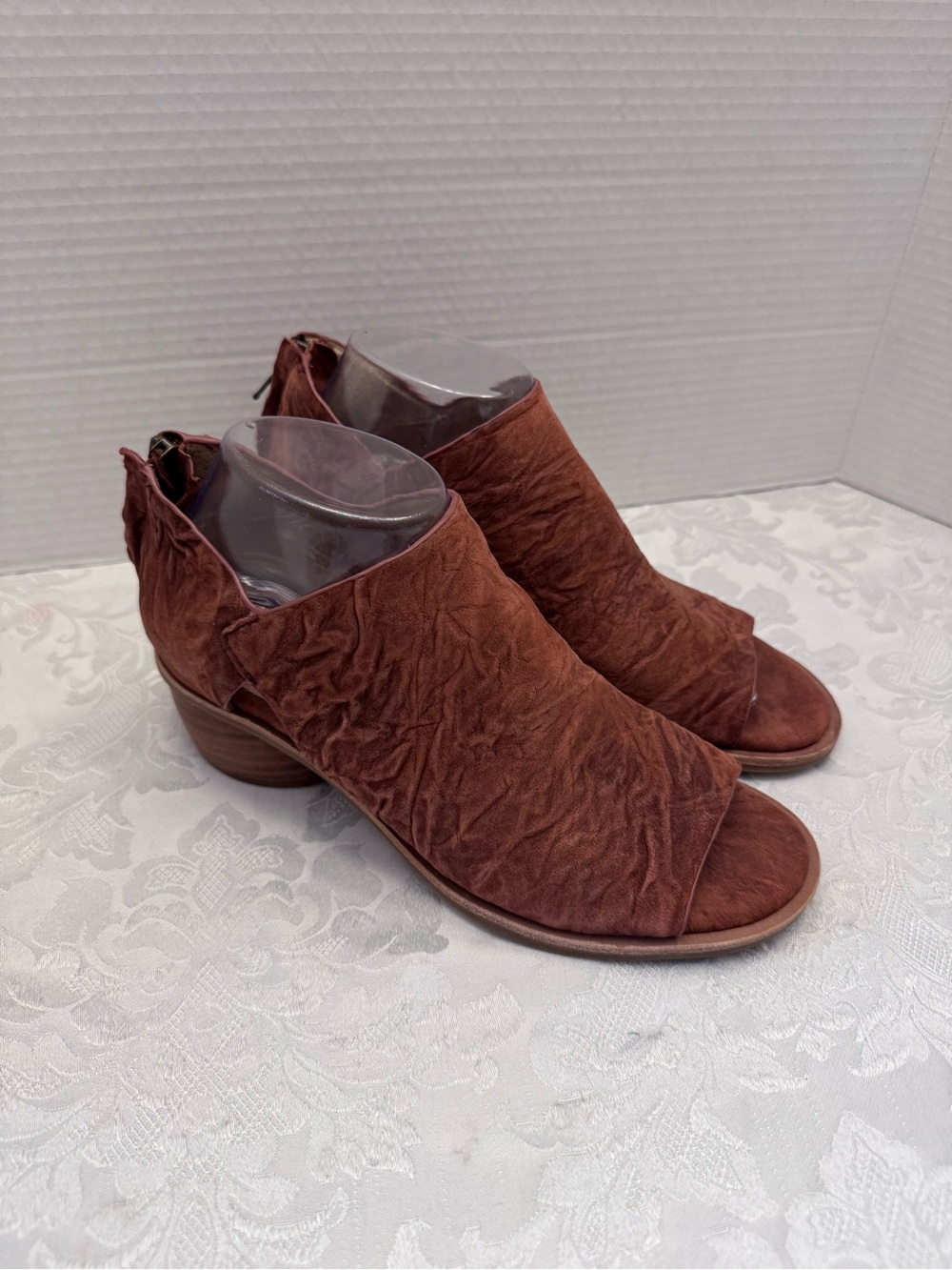 Sofft 8M Carleigh Shootie Peep Toe Side Cut Outs Leather Brick Zipper Comfort